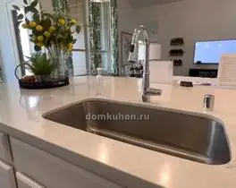 угловая кухня с островом Венеция